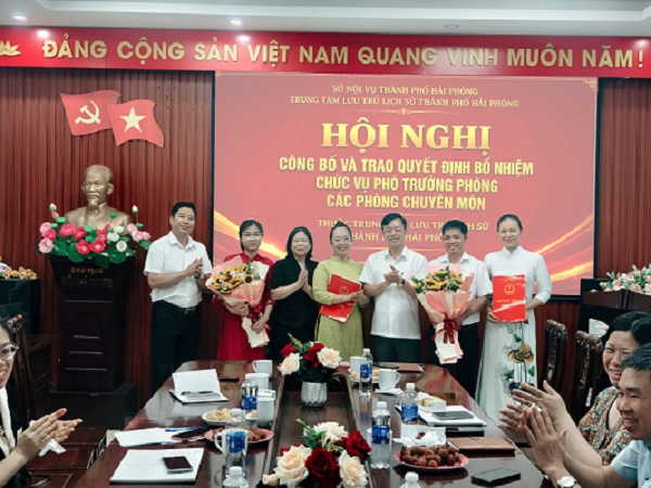 TRUNG TÂM LƯU TRỮ LỊCH SỬ THÀNH PHỐ HẢI PHÒNG TỔ CHỨC HỘI NGHỊ CÔNG BỐ VÀ TRAO QUYẾT ĐỊNH BỔ NHIỆM PHÓ TRƯỞNG PHÒNG CÁC PHÒNG CHUYÊN MÔN