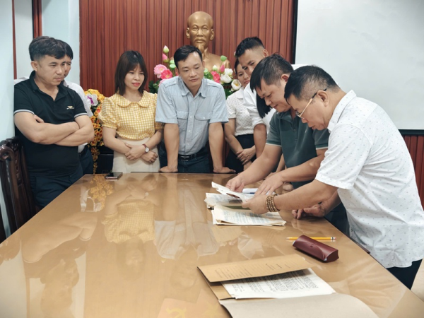 Trung tâm Lưu trữ lịch sử thành phố Hải Phòng tổ chức tập huấn nghiệp vụ bồi nền tài liệu giấy bằng phương pháp thủ công