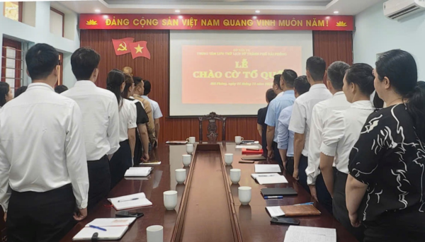 TRUNG TÂM LƯU TRỮ LỊCH SỬ HẢI PHÒNG TỔ CHỨC THỰC HIỆN SINH HOẠT CHÍNH TRỊ DƯỚI NGHI THỨC CHÀO CỜ HÀNG THÁNG 